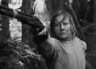 Szenenbild aus ROSE - Rose (Sandra Hüller) tötet den Bären. - © Schubert, Row Pictures und Walker + Worm Film, Foto: Gerald Kerkletz