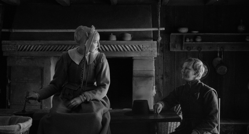 Szenenbild aus ROSE - Suzanne (Caro Braun) und Rose (Sandra Hüller) . © Schubert, Row Pictures und Walker + Worm Film, Foto: Gerald Kerkletz