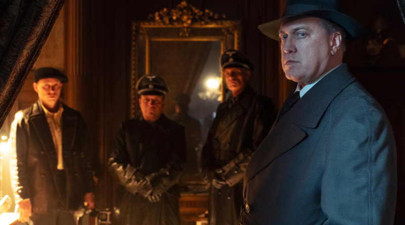 Szenenbild aus STERNSTUNDE DER MÖRDER - Der Gestapomann Buback (Nicholas Ofczarek) lässt sich nicht in die Karten schauen. - © ARD Degeto Film/NDR/Servus TV/Canal+Austria/HR/Zeitgeist Filmproduktion/EPO-Film/Petro Domenigg