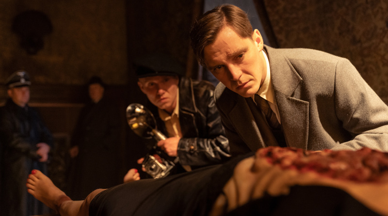 Szenenbild aus STERNSTUNDE DER MÖRDER - Der Prager Ermittler Jan Morava (Jonas Nay) untersucht die Leiche einer deutschen Offizierswitwe. - © ARD Degeto Film/NDR/Servus TV/Canal+Austria/HR/Zeitgeist Filmproduktion/EPO-Film/Petro Domenigg