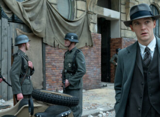 Szenenbild aus STERNSTUNDE DER MÖRDER - Der Prager Ermittler Jan Morava (Jonas Nay) ermittelt im Fall eines Witwenmörders - © ARD Degeto Film/NDR/Servus TV/Canal+Austria/HR/Zeitgeist Filmproduktion/EPO-Film/Petro Domenigg