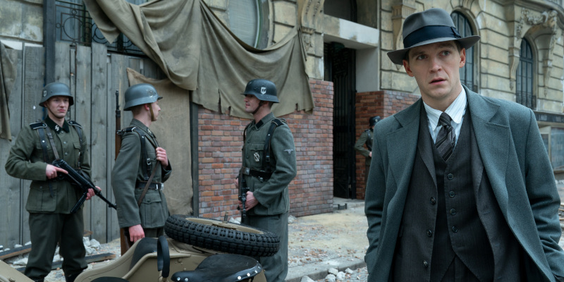 Szenenbild aus STERNSTUNDE DER MÖRDER - Der Prager Ermittler Jan Morava (Jonas Nay) ermittelt im Fall eines Witwenmörders - © ARD Degeto Film/NDR/Servus TV/Canal+Austria/HR/Zeitgeist Filmproduktion/EPO-Film/Petro Domenigg