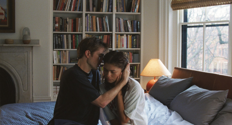 Szenenbild aus THE DRAMA - Zwischen Charlie (Robert Pattinson) und Emma (Zendaya) ist die Verbundenheit deutlich spürbar. - ©A24/Leonine