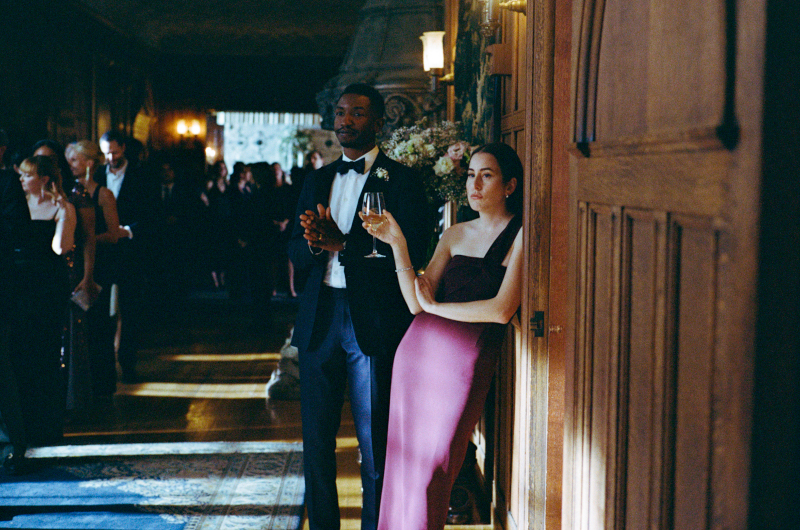 Szenenbild aus THE DRAMA - Auf der Hochzeitsfeier verfolgen die Freunde Rachel (Alana Haim) und Mike (Mamoudou Athie) die Zeremonie aufmerksam. - ©A24/Leonine
