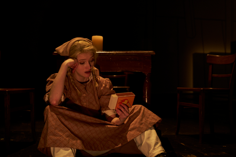 Szenenbild aus GULLIVERS REISEN - Glumdalclitch (Rebecca Lindauer) - © Tommy Hetzel