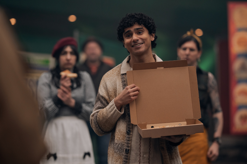 Szenenbild aus GOOD OMENS - Staffel 3 - Jesus (Bilal Hasna) - Photo Credit: Christopher Raphael / Prime © Amazon Content Services LLC