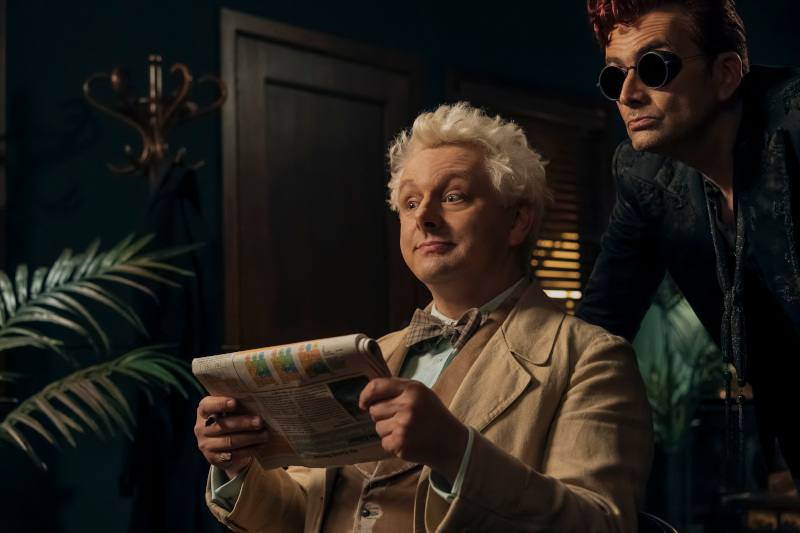 Szenenbild aus GOOD OMENS - Staffel 3 - Aziraphale (Michael Sheen) und Crowley (David Tennant) - Photo Credit: Sanne Gault / Prime © Amazon Content Services LLC