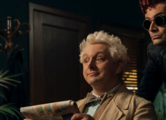 Szenenbild aus GOOD OMENS - Staffel 3 - Aziraphale (Michael Sheen) und Crowley (David Tennant) - Photo Credit: Sanne Gault / Prime © Amazon Content Services LLC