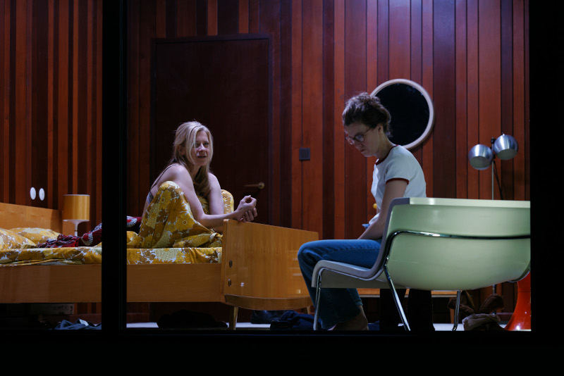 Szenenbild aus DAS FERIENHAUS - Burgtheater Wien - Katrin (Caroline Peters) und Lena (Franziska Hackl) - © Marcella Ruiz-Cruz
