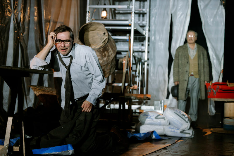 Szenenbild aus DAS FERIENHAUS - Burgtheater Wien - Uneinige Brüder: Carl (Michael Maertens) und Thomas (Roland Koch) - © Marcella Ruiz-Cruz