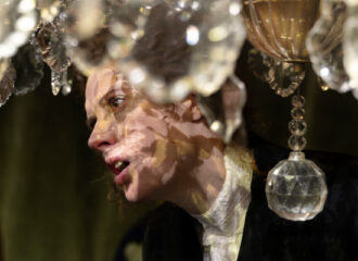 Szenenbild aus FRÄULEIN ELSE - Kammerspiele München - Else (Julia Riedler) - © Armin Smailovic