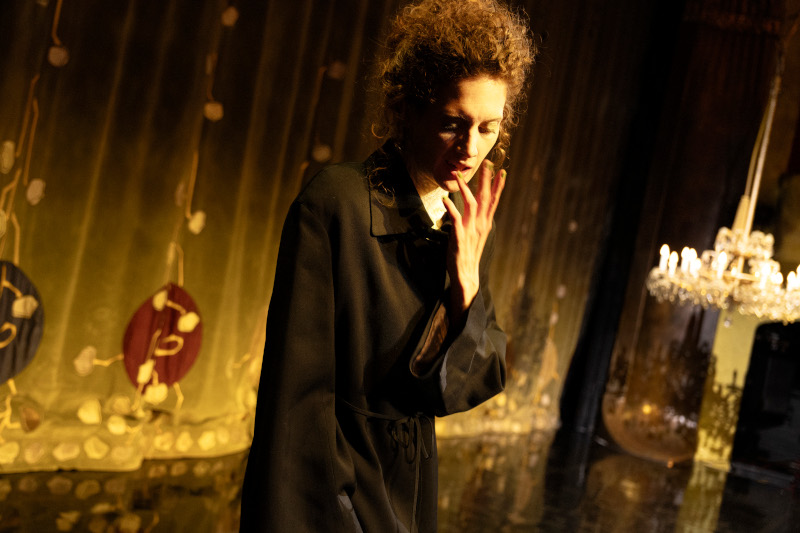 Szenenbild aus FRÄULEIN ELSE - Kammerspiele München - Else (Julia Riedler) - © Armin Smailovic