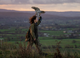 Szenenbild zu H WIE HABICHT - OT: H IS FOR HAWK - © 2025 Protagonist Hawk Limited, Saturnia Llc And Channel Four Television Corporation. All Rights Reserved