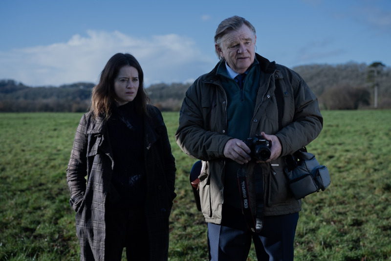 Szenenbild aus H WIE HABICHT - OT: H IS FOR HAWK - Helen (Claire Foy) und ihr Vater (Brendan Gleeson) - © 2025 Protagonist Hawk Limited, Saturnia Llc And Channel Four Television Corporation. All Rights Reserved