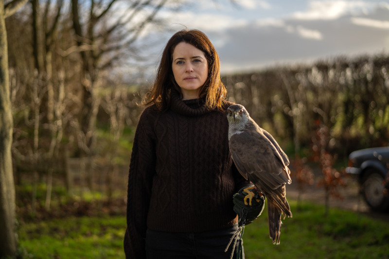 Szenenbild zu H WIE HABICHT - OT: H IS FOR HAWK - Helen (Claire Foy) und ihr Habicht - © 2025 Protagonist Hawk Limited, Saturnia Llc And Channel Four Television Corporation. All Rights Reserved
