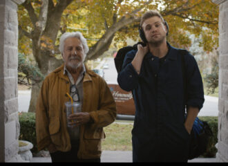 Szenenbild aus TUNER - THE PIANO TUNER - Harry (Dustin Hoffman) und Niki (Leo Woodall) - ©Black Bear / DCM