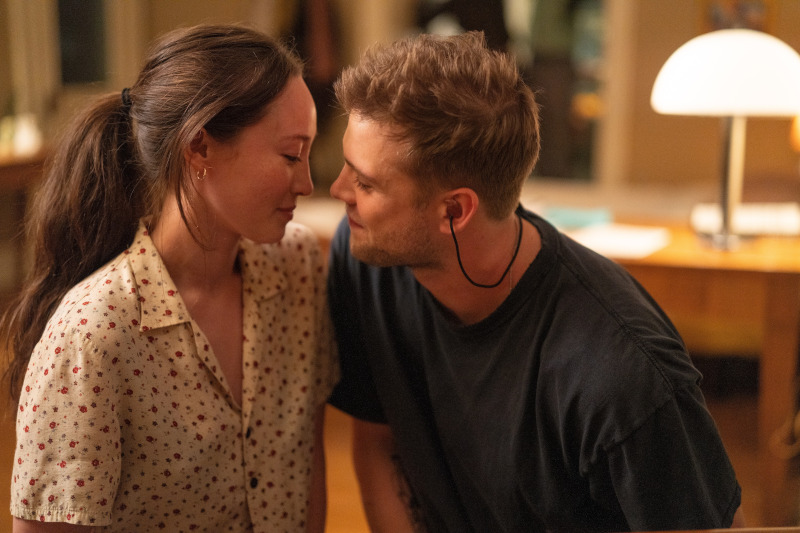 Szenenbild aus TUNER - THE PIANO TUNER - Ruthie (Havana Rose Liu) und Niki (Leo Woodall) kommen sich näher. - ©Black Bear / DCM