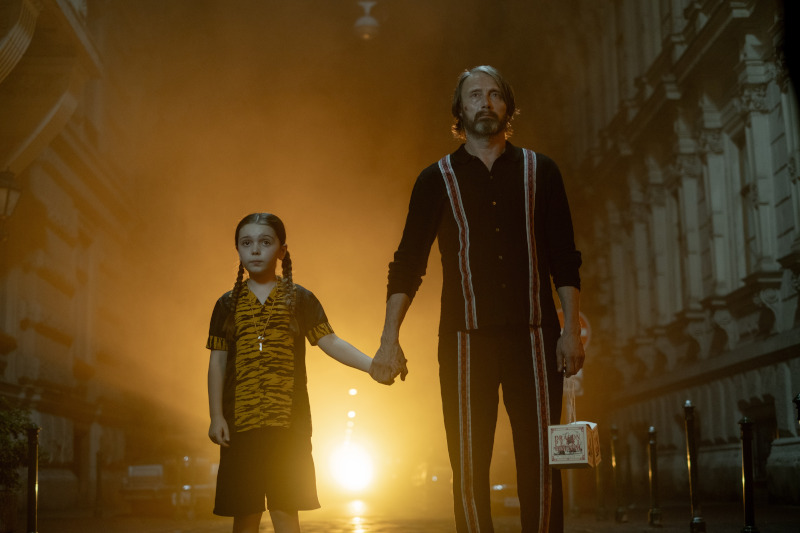 Szenenbild aus DUST BUNNY - Aurora (Sophie Sloan) und der Nachbar aus 5B (Mads Mikkelsen) - © DCM / Roadside Attractions / Lionsgate