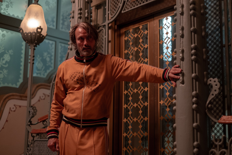 Szenenbild aus DUST BUNNY - Der Nachbar aus der 5B (Mads Mikkelsen) - © DCM / Roadside Attractions / Lionsgate
