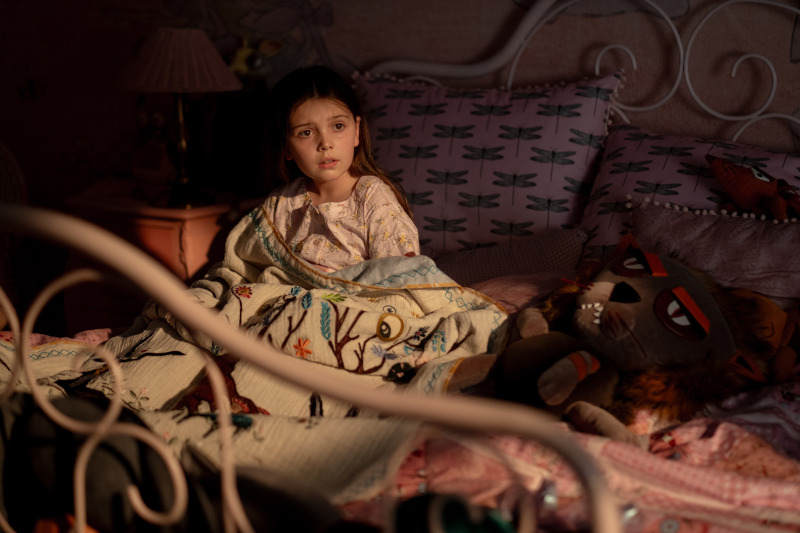 Szenenbild aus DUST BUNNY - Aurora (Sophie Sloan) hat Angst. - © DCM / Roadside Attractions / Lionsgate