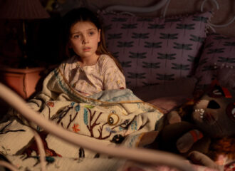Szenenbild aus DUST BUNNY - Aurora (Sophie Sloan) - © DCM / Roadside Attractions / Lionsgate
