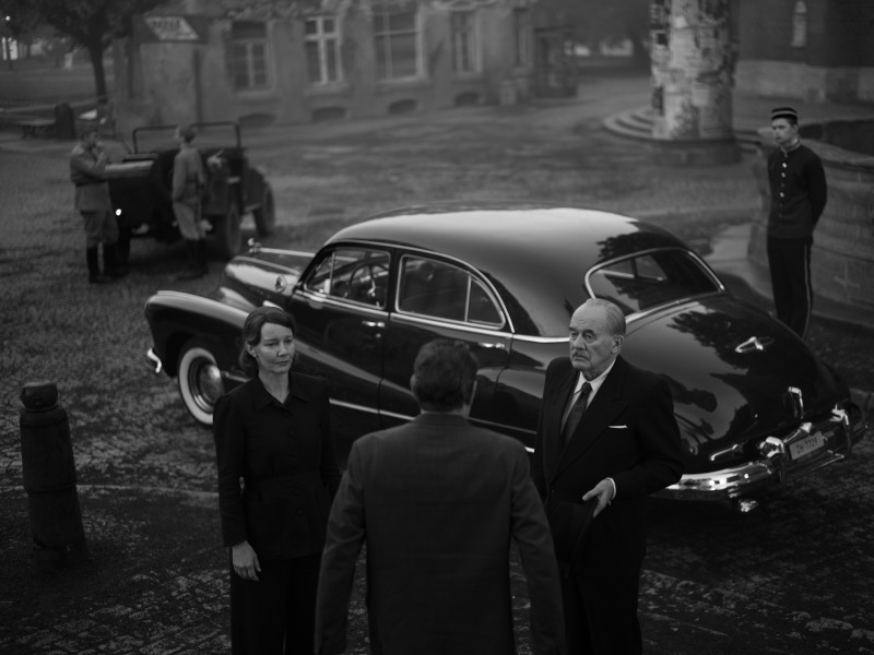 Szenenbild aus VATERLAND - Erika (Sandra Hüller) und Thomas Mann (Hanns Zischler) werden mit höchsten Ehren empfangen. - © Neue Visionen Filmverleih / Agata Grzybowska 