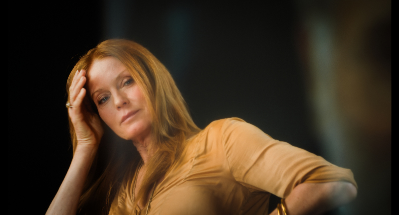 Szenenbild aus WAS HABEN WIR GELACHT - Esther Schweins © BASIS BERLIN Filmproduktion / ZDF / Thomas Lütz