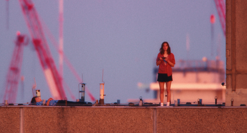 Szenenbild aus EVERYTIME (2026) von Sandra Wollner - Lux (Tristán López) und Jessie (Carla Hüttermann) auf dem Dach - © TheBarricades, PanamaFilm, Gregory Oke