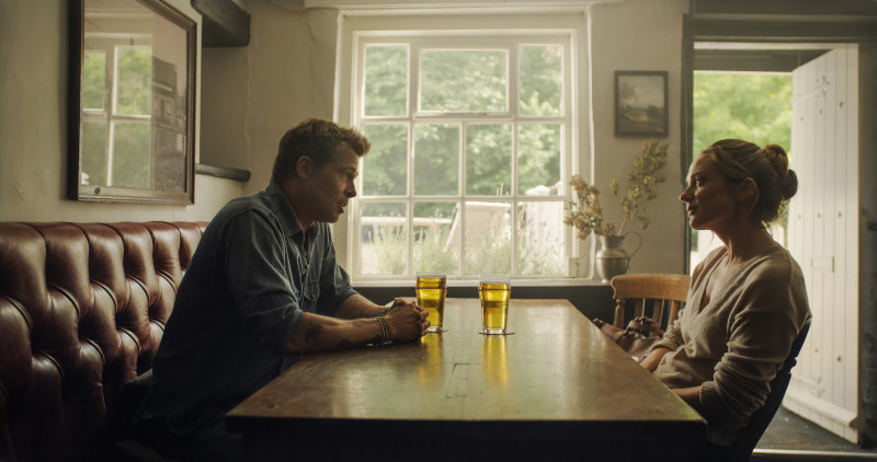Szenenbild aus F1: The Movie (2025) - Sonny (Brad Pitt) und die technische Direktorin Kate McKenna (Kerry Condon) - © Apple TV 