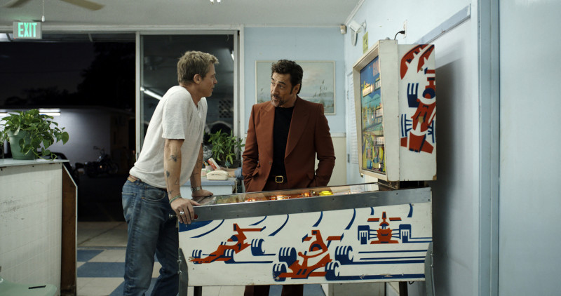Szenenbild aus F1: The Movie - Ruben (Javier Bardem) versucht Sonny (Brad Pitt) zu überzeugen. - © Apple TV