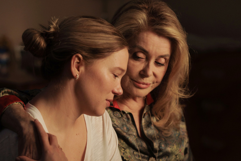 Szenenbild aus GENTLE MONSTER - Lucy (Léa Seydoux) und ihre Mutter Eloise (Catherine Deneuve) - © Frédéric Batier / Film AG / Alamode Film