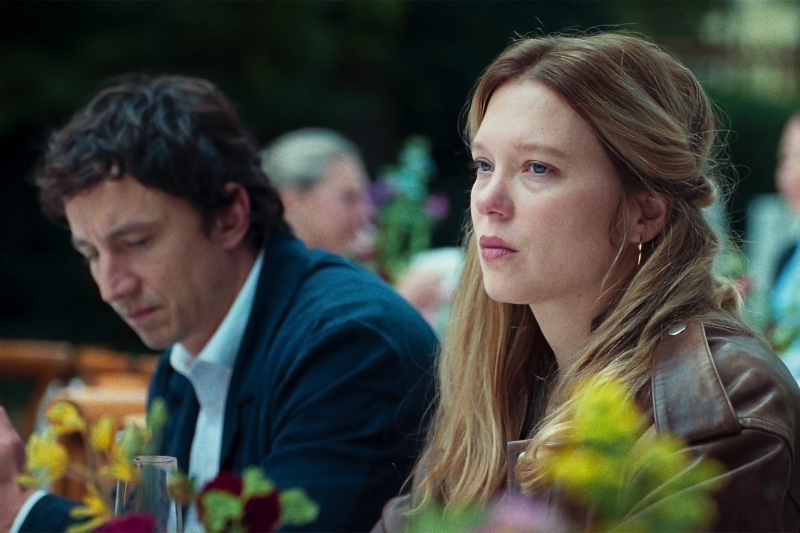 Szenenbild aus GENTLE MONSTER - Philip (Laurence Rupp) und Lucy (Léa Seydoux) auf einer Hochzeit - © Frédéric Batier / Film AG / Alamode Film