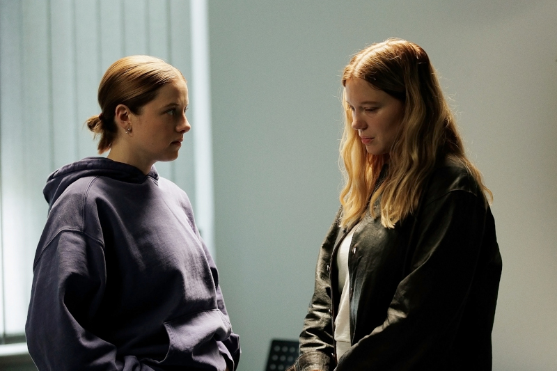 Szenenbild aus GENTLE MONSTER - Elsa (Jella Haase) bespricht mit Lucy (Léa Seydoux) das weitere Vorgehen. - © Frédéric Batier / Film AG / Alamode Film