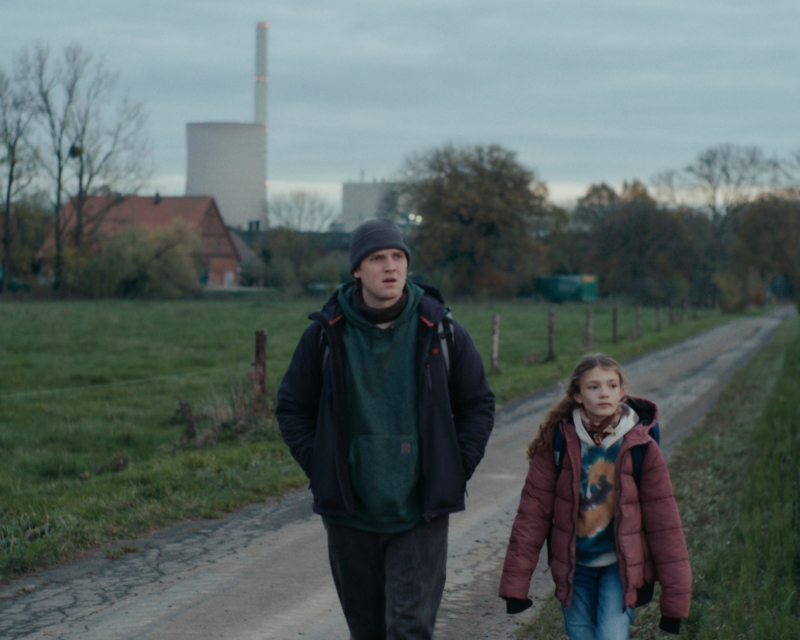 Szenenbild aus MORGEN WIRD KRIEG - Jonas (Enno Trebs) und seine Schwester Leonie (Naila Schuberth) - © Epik Filmproduktion GmbH 2026 PROGRESS Filmverleih