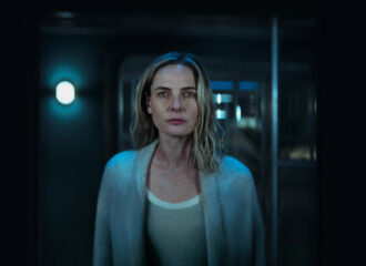 Szenenbild aus SILO - Staffel 3 - Juliette (Rebecca Fergusson) versucht sich zu erinnern. - © Apple TV+