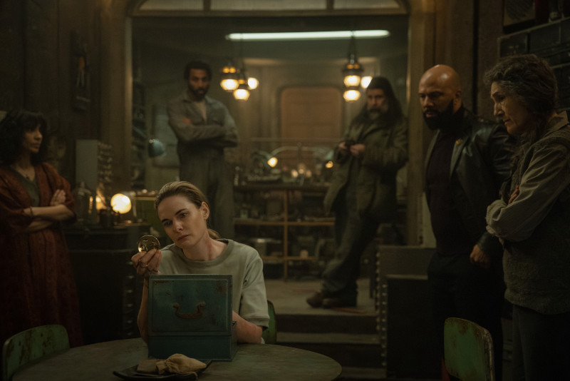 Szenenbild aus SILO - Staffel 3 - Juliette (Rebecca Ferguson) versucht sich mithilfe von Gegenständen zu erinnern. - © Apple TV+