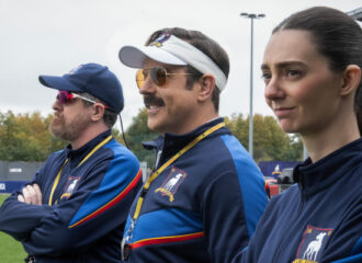 Szenenbild aus TED LASSO - Staffel 4 - Coach Beard (Brendan Hunt), Coach Lasso (Jason Sudeikis) und Alice Chilton (Tanya Reynolds) - © Apple TV+