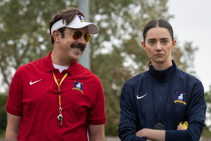 Szenenbild aus TED LASSO - 4. Staffel - Ted (Jason Sudeikis) versucht Alice (Tanya Reynolds) zu verstehen. - © Apple TV+