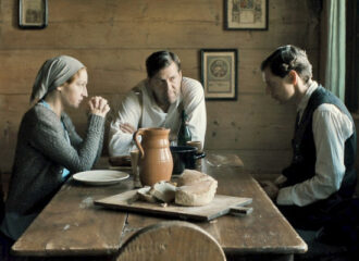 Szenenbild aus ENDE DER SCHONZEIT - Regie: Franziska Schlotterer - Emma (Brigitte Hobmeier) und Fritz (Hans-Jochen Wagner) nehmen Albert (Christian Friedel) auf. - © Farbfilm Verleih