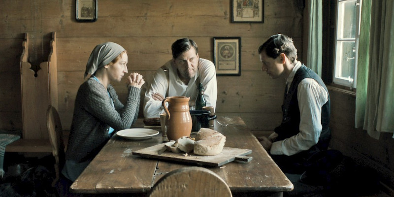 Szenenbild aus ENDE DER SCHONZEIT - Regie: Franziska Schlotterer - Emma (Brigitte Hobmeier) und Fritz (Hans-Jochen Wagner) nehmen Albert (Christian Friedel) auf. - © Farbfilm Verleih